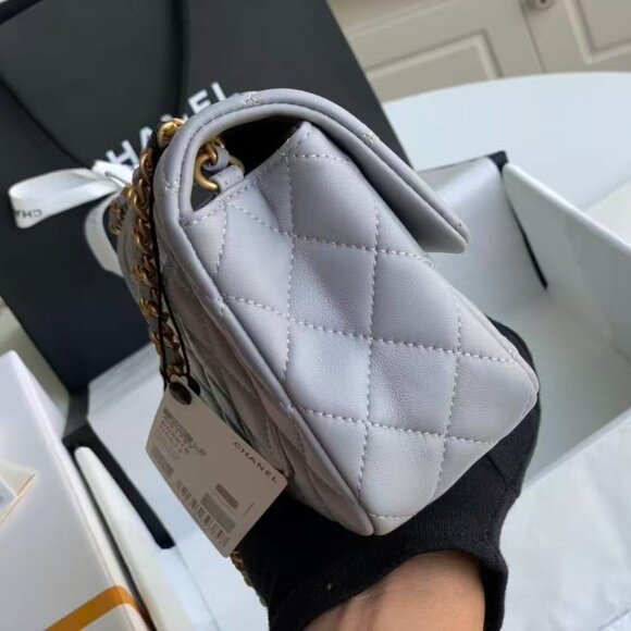 Classic CHANEL Bag: A Stylish and Versatile Choice for Elegance - Picture 4 of 6